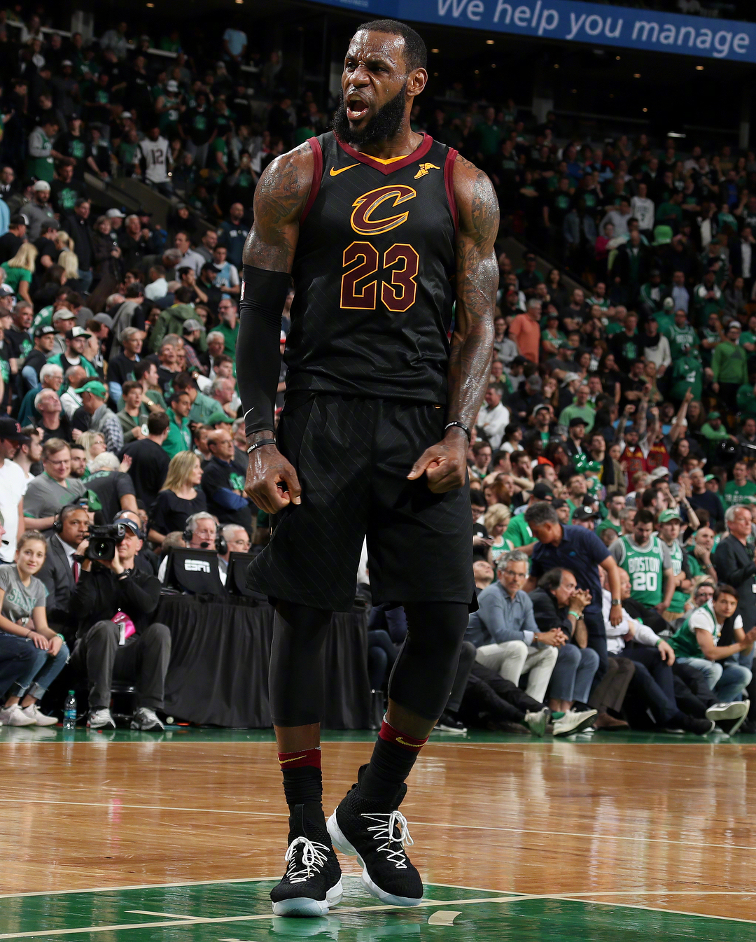 湖人詹姆斯关键三分锁定胜利（詹姆斯关键三分助湖人取胜）