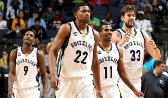 因球迷掷杂物被罚，塞维利亚官方：将对关看台的处罚提起上诉（球迷投掷杂物致看台被关，塞维利亚称将就处罚上诉）