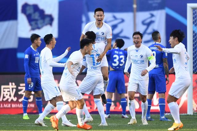 曼联英超15轮4-1胜狼队，近3轮不败，B费2射1传，助球队冲至第六，有望重返欧冠区。（英超第15轮：曼联4-1击退狼队，B费梅开二度+助攻，近3轮不败升至第六，剑指欧冠区）