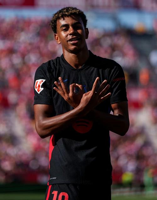 乌加特首发近7场英超全部失利，是曼联历史首发球员最长连败记录（乌加特英超近7次首发全败，创曼联队史首发连败最长纪录）