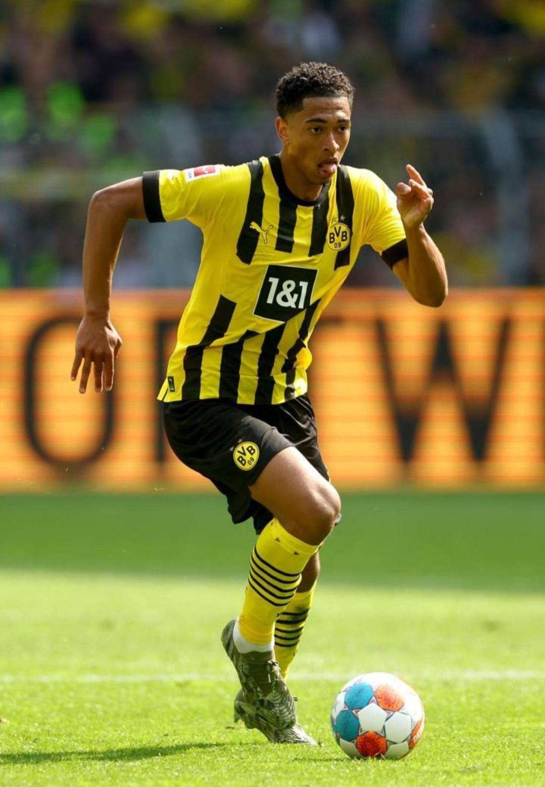 球星任意球助攻全队领先（球星任意球送助攻，球队取得领先）