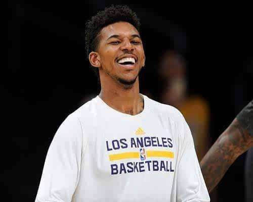 高效发挥！麦基半场11中7贡献17分5篮板（手感爆棚！麦基半场11投7中砍下17分5篮板）