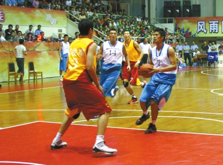 湖记：湖人现在首发防守不行，不认为里夫斯首发是正确选择（湖记：湖人目前首发防守堪忧，里夫斯首发并非正确选择）