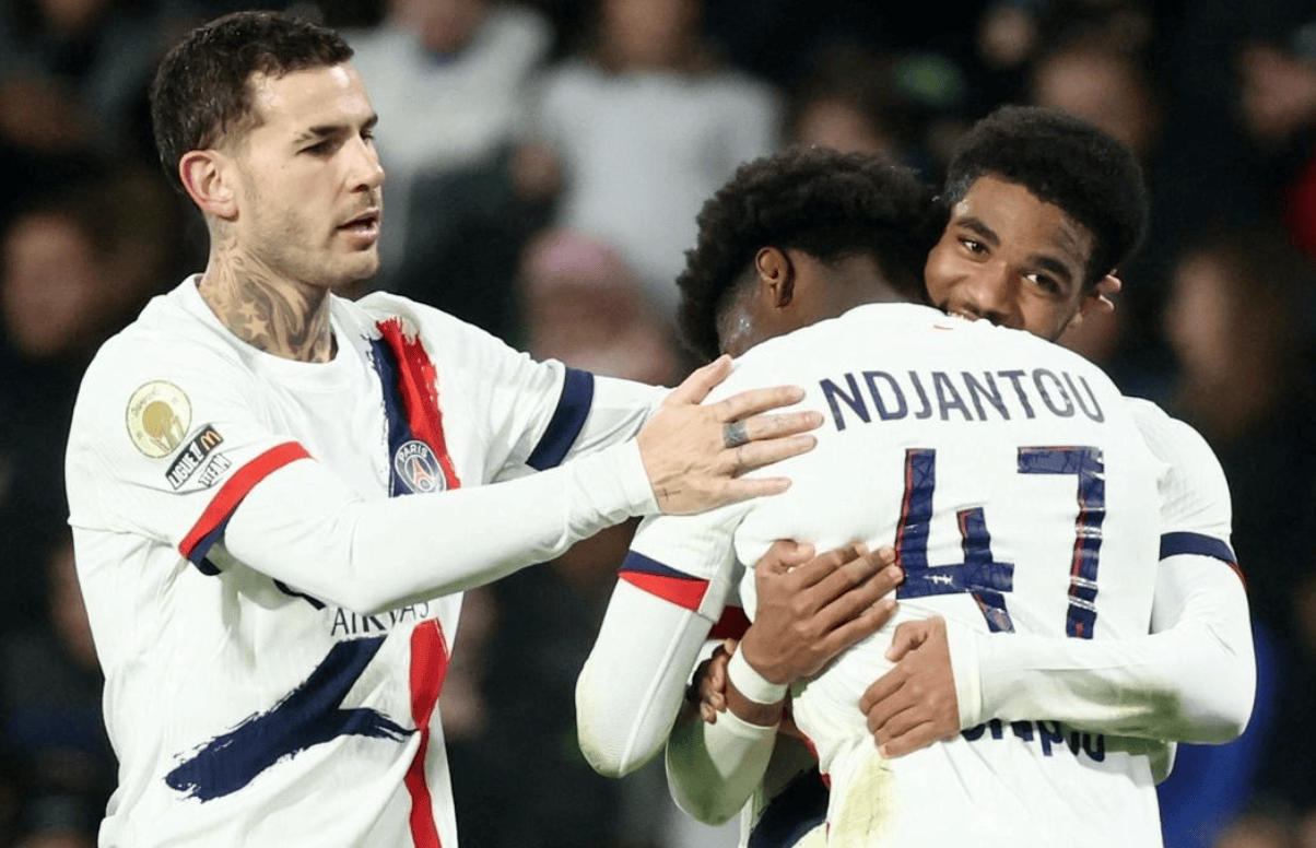 湖人对阵绿军，半场战况激烈（湖人迎战绿军，半场鏖战胶着）