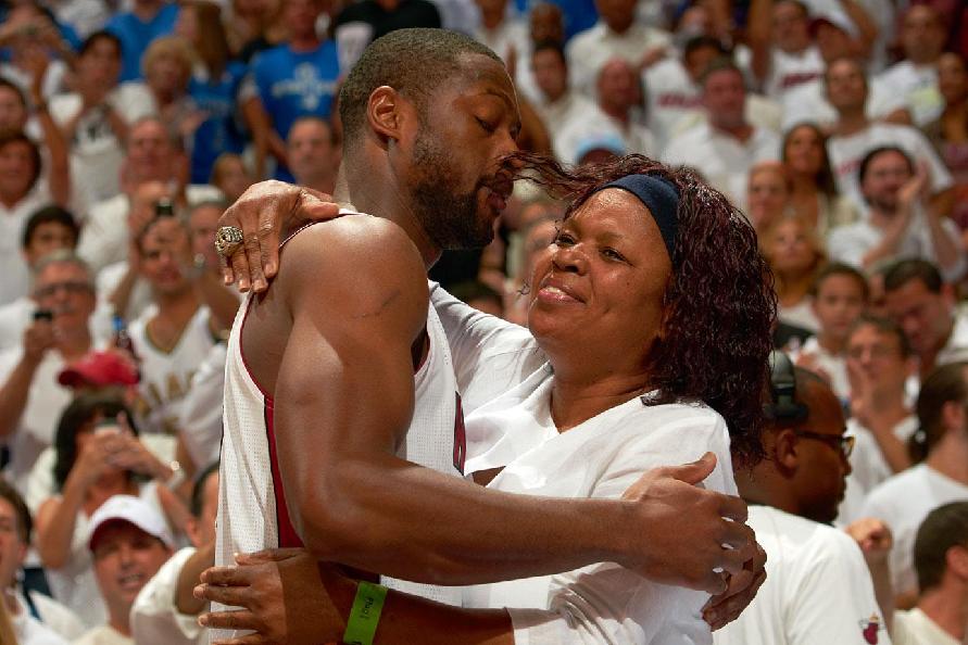 火箭哈登末节爆发连得15分（哈登末节连砍15分火箭核心爆发）